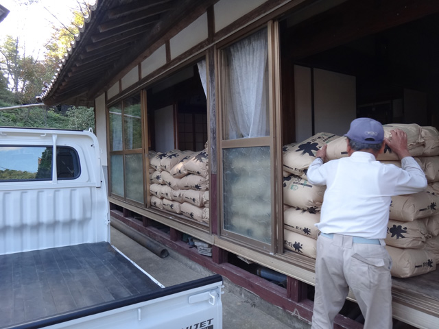 株式会社日食　農薬不使用のお米　２４年産　新米コシヒカリ　アイガモ農法　島根県飯石郡飯南町小田　三上忠　担ぎ上げ