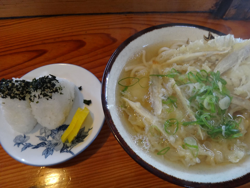 株式会社日食 今日のお昼ごはん 山口県 美祢市東厚保町 七福屋 厚保店 ごぼう天うどん 430円 おにぎり 120円