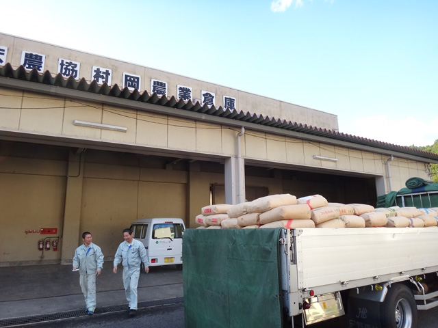 株式会社日食　兵庫県但馬　美方郡香美町村岡区　ＪＡたじま　村岡倉庫　屑米　焼酎用　積み込み