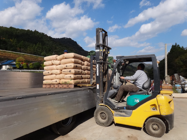 株式会社日食　大分県中津市本耶馬渓町西谷　生産農場ライスセンター　稲作屋　井上家　井上幸宏さん　井上国宏さん