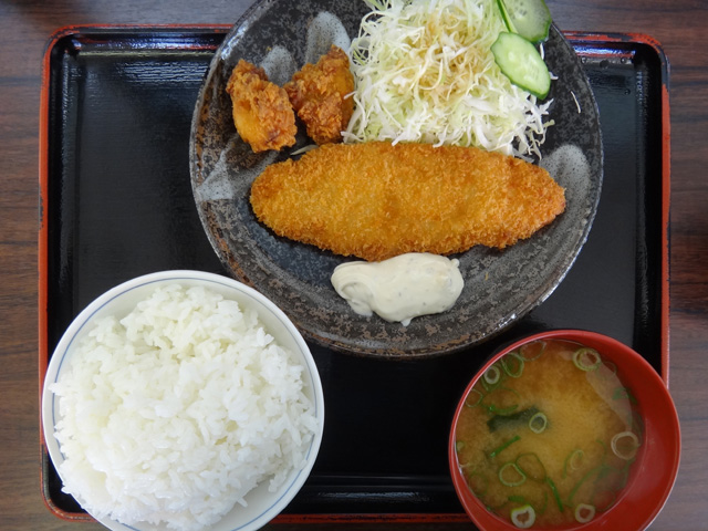 モテナスランチ（ワンコインメニュー）　「たらのフライと唐揚げ定食」　５００円　今日のお昼ごはん　株式会社日食　九州自動車道　吉志パーキングエリア(上り線)　福岡県北九州市