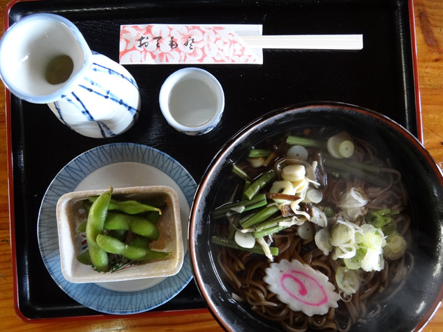 株式会社日食　今日のお昼ごはん　馬曲温泉　鞍掛の茶屋　長野県下高井郡木島平村大字往郷　山菜蕎麦　日本酒１合