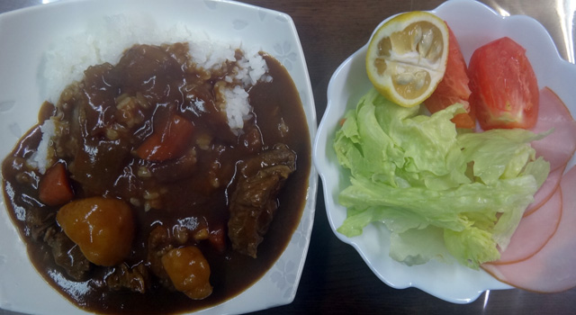 株式会社日食　今日のお昼ごはん　カレー　サラダ