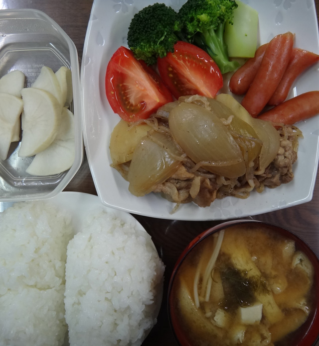 株式会社日食　今日のお昼ごはん　ごはん　味噌汁　肉じゃが　ウインナー　トマト　ブロッコリー　沢庵