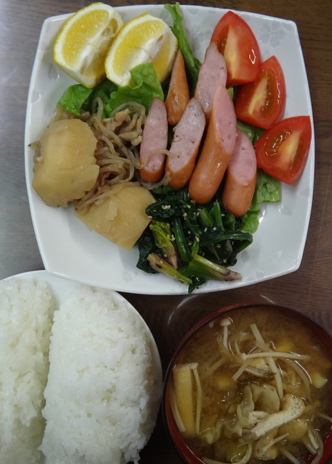 株式会社日食　ごはん　味噌汁　肉じゃが　ウインナー　ほうれん草のおひたし　トマト