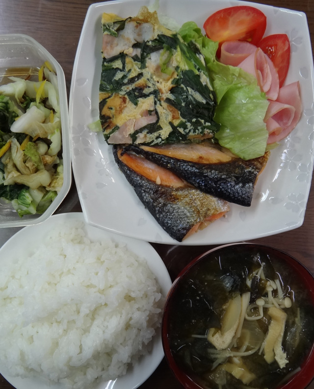 株式会社日食　今日のお昼ごはん　ごはん　味噌汁　塩鮭　オムレツ　ハム　トマト　白菜の漬物