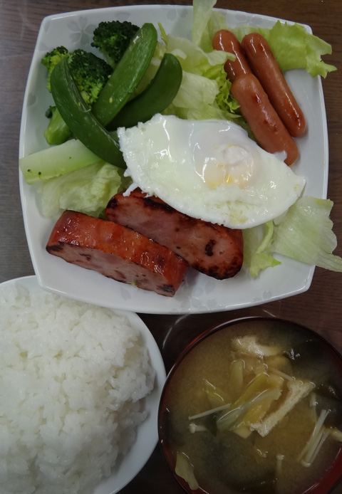 株式会社日食　今日のお昼ごはん　ごはん　味噌汁　ハム　ウインナー　目玉焼き　サラダ