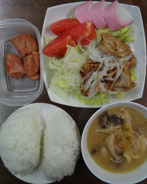 株式会社日食　今日のお昼ごはん　ごはん　味噌汁　豚の生姜焼き　かまぼこ　トマト　サラダ　辛子明太子