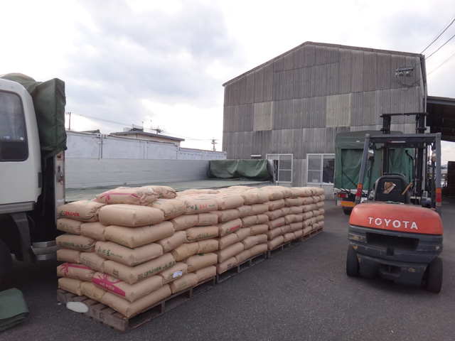 株式会社日食　宮崎県日向市　納品　米降ろし