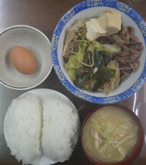 株式会社日食　今日のお昼ごはん　ごはん　味噌汁　豊後牛のすき焼き