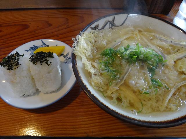 株式会社日食　今日のお昼ごはん　山口県 美祢市東厚保町　七福屋　厚保店　おにぎり　ごぼう天うどん