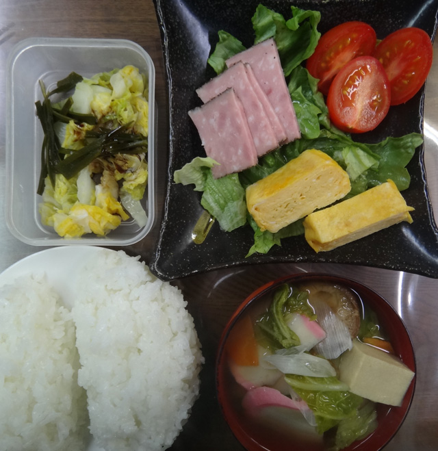 株式会社日食　今日のお昼ごはん　ごはん　お雑煮　ハム　玉子焼き　サラダ　白菜の漬物
