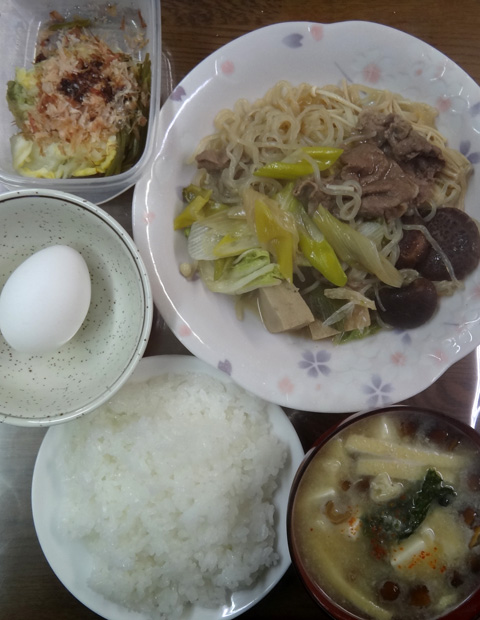 株式会社日食　今日のお昼ごはん　ごはん　味噌汁　すきやき　白菜の漬物