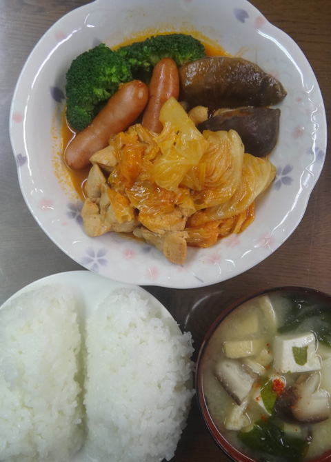 株式会社日食　今日のお昼ごはん　ごはん　味噌汁　鶏むね肉のトマト煮