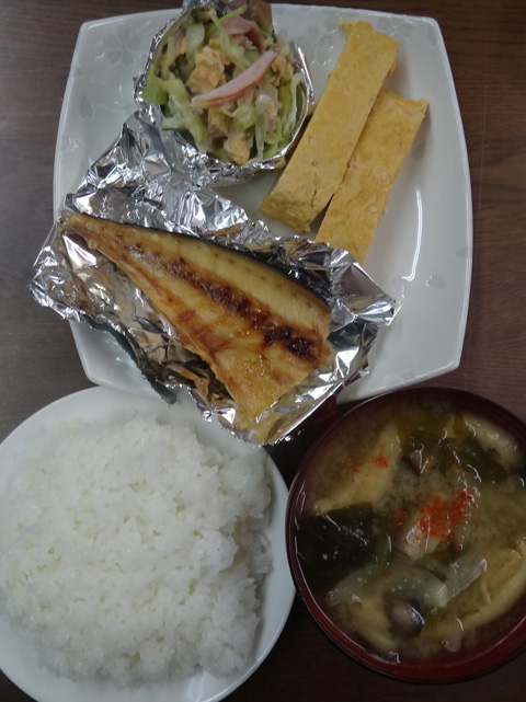 株式会社日食　今日のお昼ごはん　ごはん　味噌汁　天草産鯖の干物　玉子焼き　シーチキンサラダ