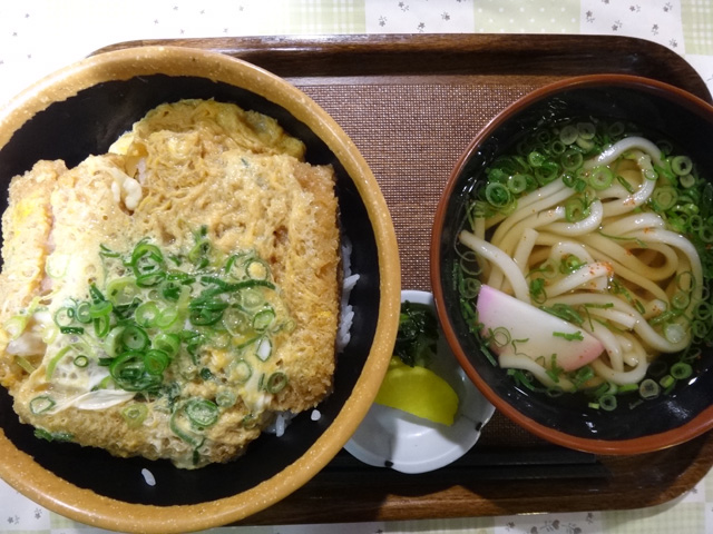 株式会社日食　今日のお昼ごはん　山陽自動車道 下松サービスエリア　下り線　山口県下松市　鹿野高原豚のロースかつ丼セット