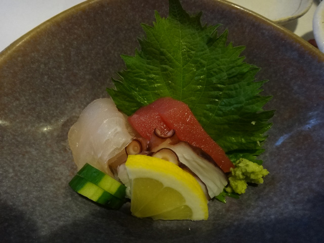 株式会社日食　沖縄県出張　夜ごはん　琉球茶房あしびうなぁ　沖縄県那覇市首里当蔵町　泡盛と琉球料理　お造り三種盛り