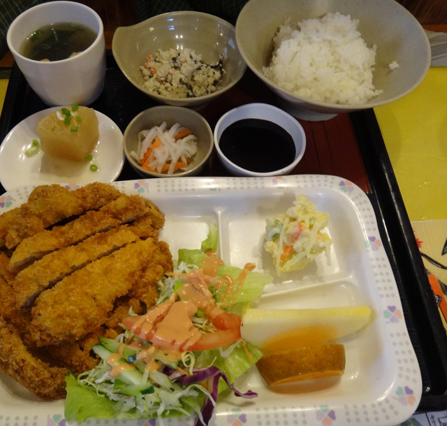 株式会社日食　今日のお昼ごはん　沖縄県名護市世冨慶　琉球料理　名護曲レストラン　とんかつ定食