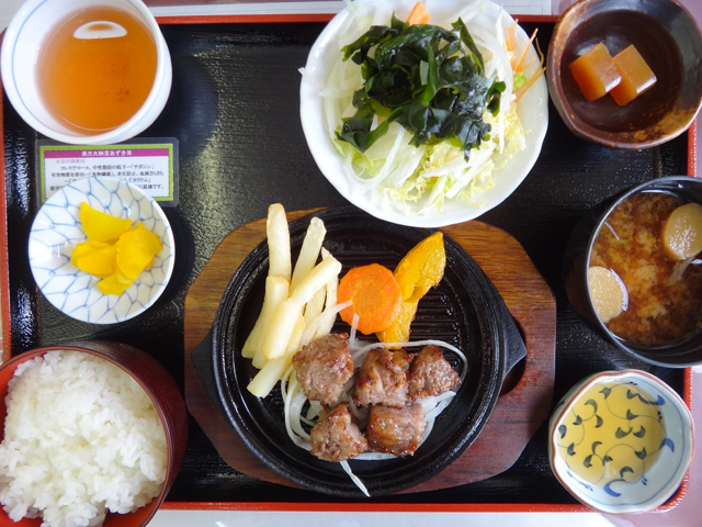 株式会社日食　兵庫県美方郡香美町村岡区大糠　村岡ファームガーデン　日替　但馬牛切り落とし肉の定食