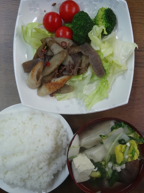 株式会社日食　今日のお昼ごはん　ごはん　餃子スープ　牛肉とごぼうのピリ辛炒め　サラダ