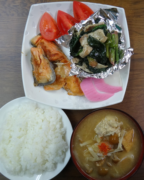 株式会社日食　今日のお昼ごはん　ごはん　味噌汁　塩鮭　豚とほうれん草の炒め　かまぼこ　トマト