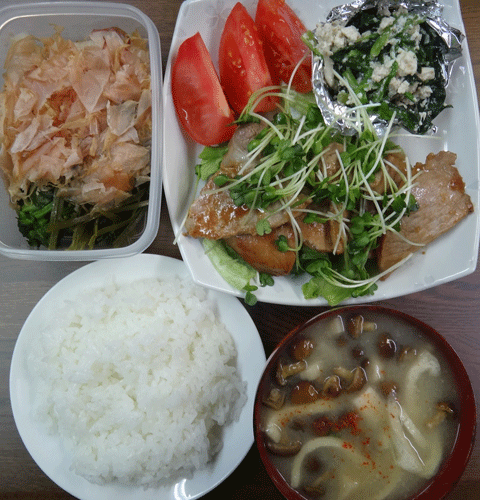 株式会社日食　今日のお昼ごはん　ごはん　味噌汁　豚の生姜焼き　ほうれん草の白和え　サラダ　蕪の漬物