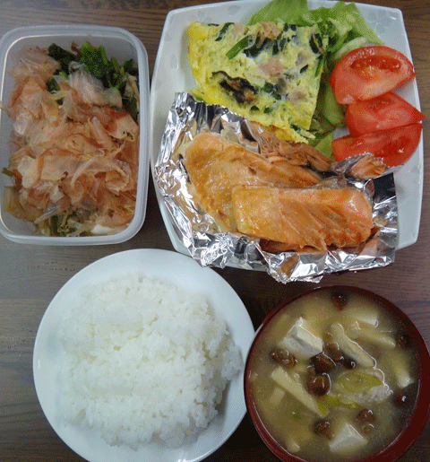 株式会社日食　今日のお昼ごはん　ごはん　味噌汁　塩鮭のカマ焼き　オムレツ　サラダ　蕪の漬物