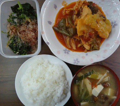 株式会社日食　今日のお昼ごはん　ごはん　味噌汁　チキンと野菜のトマト煮込み　大根葉の漬物