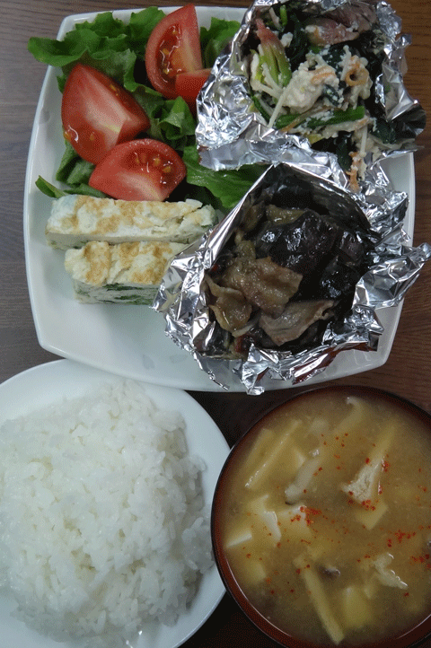 株式会社日食　今日のお昼ごはん　ごはん　味噌汁　玉子焼き　豚肉と茄子のピリ辛炒め　ほうれん草の白和え　サラダ