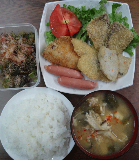 株式会社日食　今日のお昼ごはん　ごはん　味噌汁　魚のフライ　サラダ　高菜の漬物