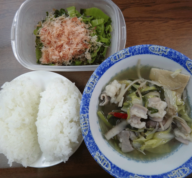 株式会社日食　今日のお昼ごはん　ごはん　もつ鍋　高菜の漬物