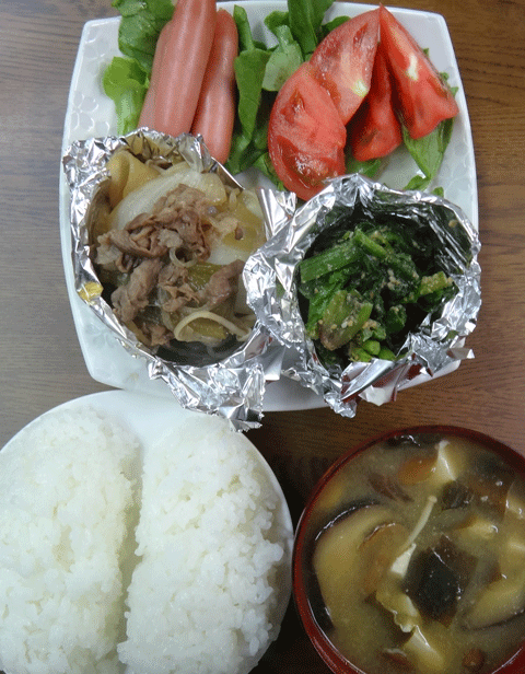 株式会社日食　今日のお昼ごはん　ごはん　味噌汁　すき焼き　ほうれん草の胡麻和え　ウインナー　サラダ