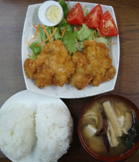 株式会社日食　今日のお昼ごはん　ごはん　味噌汁　鶏ササミカツ　サラダ