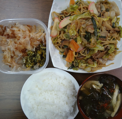 株式会社日食　今日のお昼ごはん　ごはん　味噌汁　焼きそば　高菜の漬物