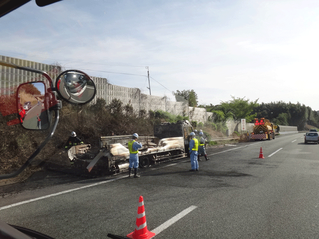 株式会社日食　九州道　下り線　事故通行止め