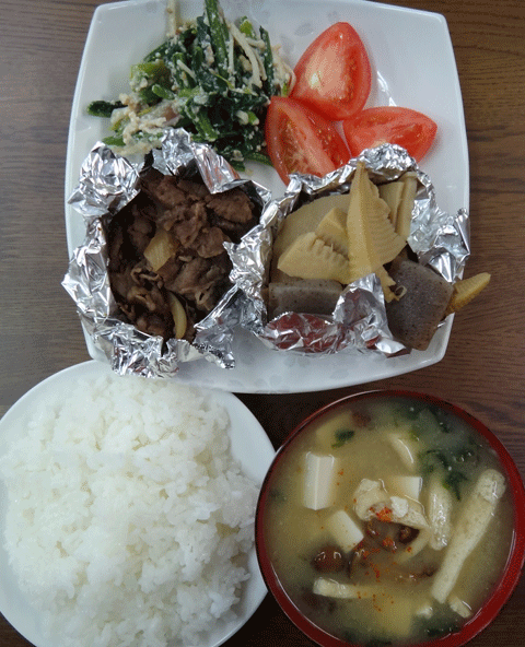 株式会社日食　今日のお昼ごはん　ごはん　味噌汁　牛肉と玉葱の炒め物　筍の煮物　ほうれん草の白和え　トマト