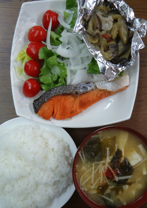 株式会社日食　今日のお昼ごはん　ごはん　味噌汁　塩鮭　茄子と豚肉の炒め物　サラダ