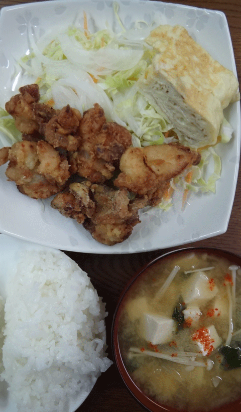 株式会社日食　今日のお昼ごはん　ごはん　味噌汁　唐揚げ　玉子焼き　サラダ