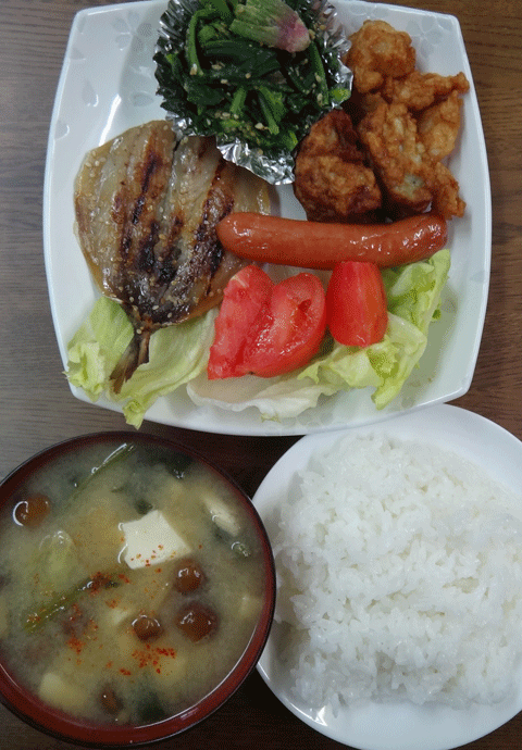 株式会社日食　今日のお昼ごはん　株式会社日食　今日のお昼ごはん　ごはん　味噌汁　アジの開き　ウインナー　長崎清水のかまぼこ　ほうれん草の胡麻和え　トマト