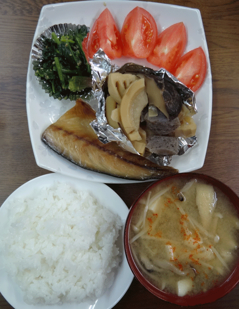 株式会社日食　今日のお昼ごはん　ごはん　味噌汁　天草産さばの干物　筍の煮物　ほうれん草の胡麻和え　トマト　産地特選米