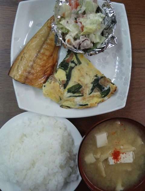 株式会社日食　今日のお昼ごはん　ごはん　味噌汁　鯖の干物　オムレツ　サラダ