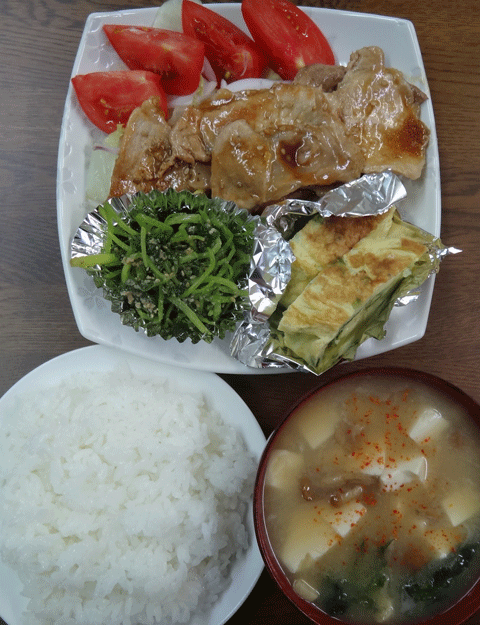 株式会社日食　今日のお昼ごはん　ごはん　味噌汁　豚の生姜焼き　玉子焼き　三つ葉の胡麻和え　サラダ　トマト