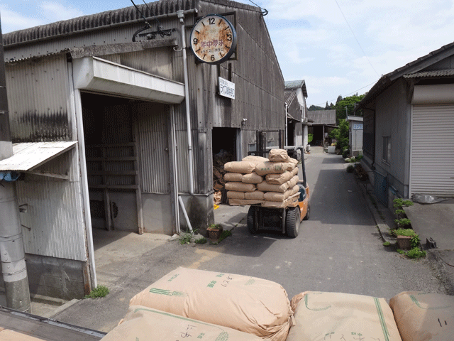 株式会社日食　鹿児島県伊佐市大口山野　有限会社ライス郷井手口　砕米の積み込み