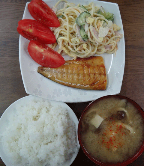 株式会社日食　今日のお昼ごはん　ごはん　味噌汁　サバの干物　スパゲッティサラダ　トマト