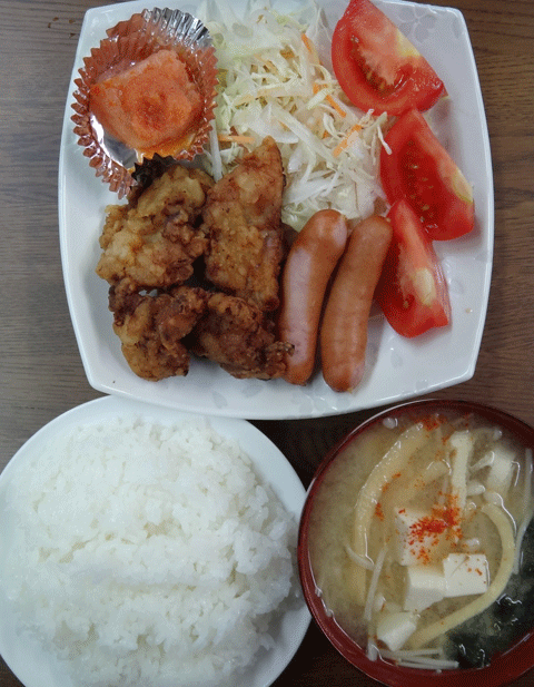 株式会社日食　今日のお昼ごはん　ごはん　味噌汁　鶏の唐揚げ　辛子明太子　サラダ　トマト