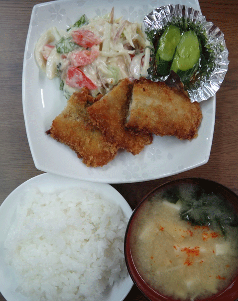 株式会社日食　今日のお昼ごはん　ごはん　味噌汁　豚のミルフィーユカツ　サラダ　きゅうりの漬物