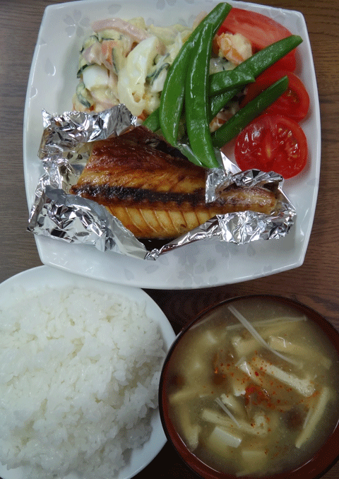 株式会社日食　今日のお昼ごはん　ごはん　味噌汁　天草産さばの干物　ポテトサラダ　トマト