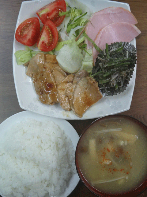 株式会社日食　今日のお昼ごはん　ごはん　味噌汁　豚の生姜焼き　ほうれん草の胡麻和え　サラダ