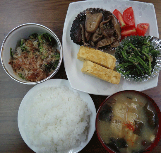 株式会社日食　今日のお昼ごはん　ごはん　味噌汁　玉子焼き　椎茸の山椒煮　ほうれん草の胡麻和え　トマト　大根葉の漬物