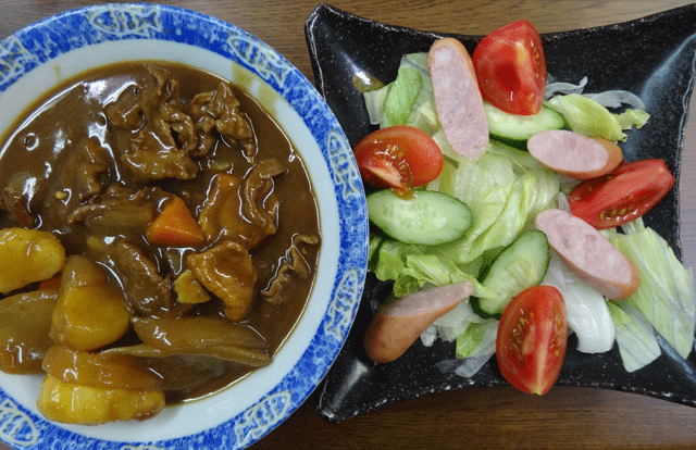 株式会社日食　今日のお昼ごはん　カレー　サラダ